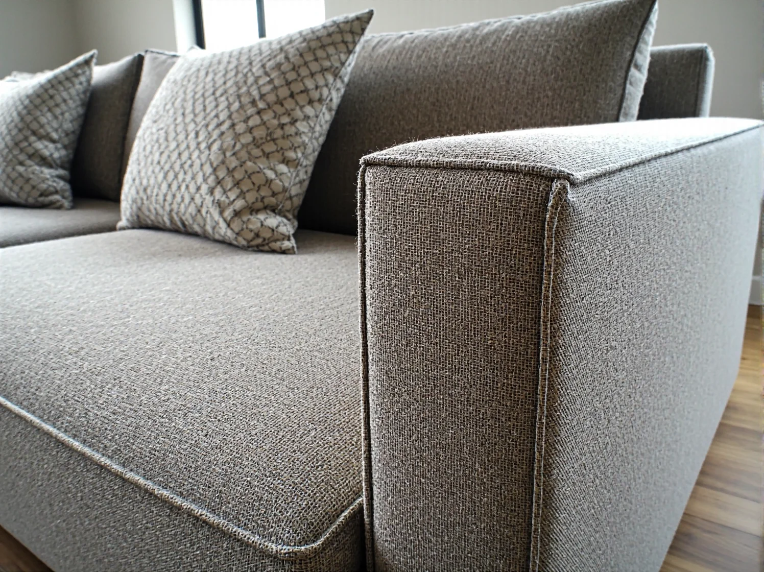 Funkcjonalny narożnik z funkcją spania i pojemnikiem na pościel, praktyczne rozwiązanie do kawalerki.