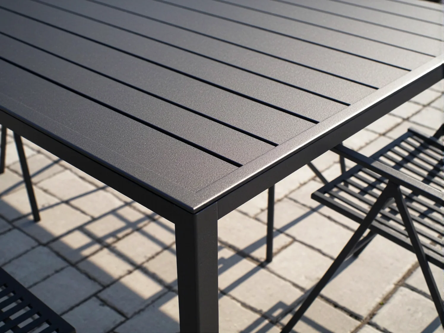 Okrągły stół ogrodowy z metalu i szkła hartowanego odporny na deszcz i promienie UV