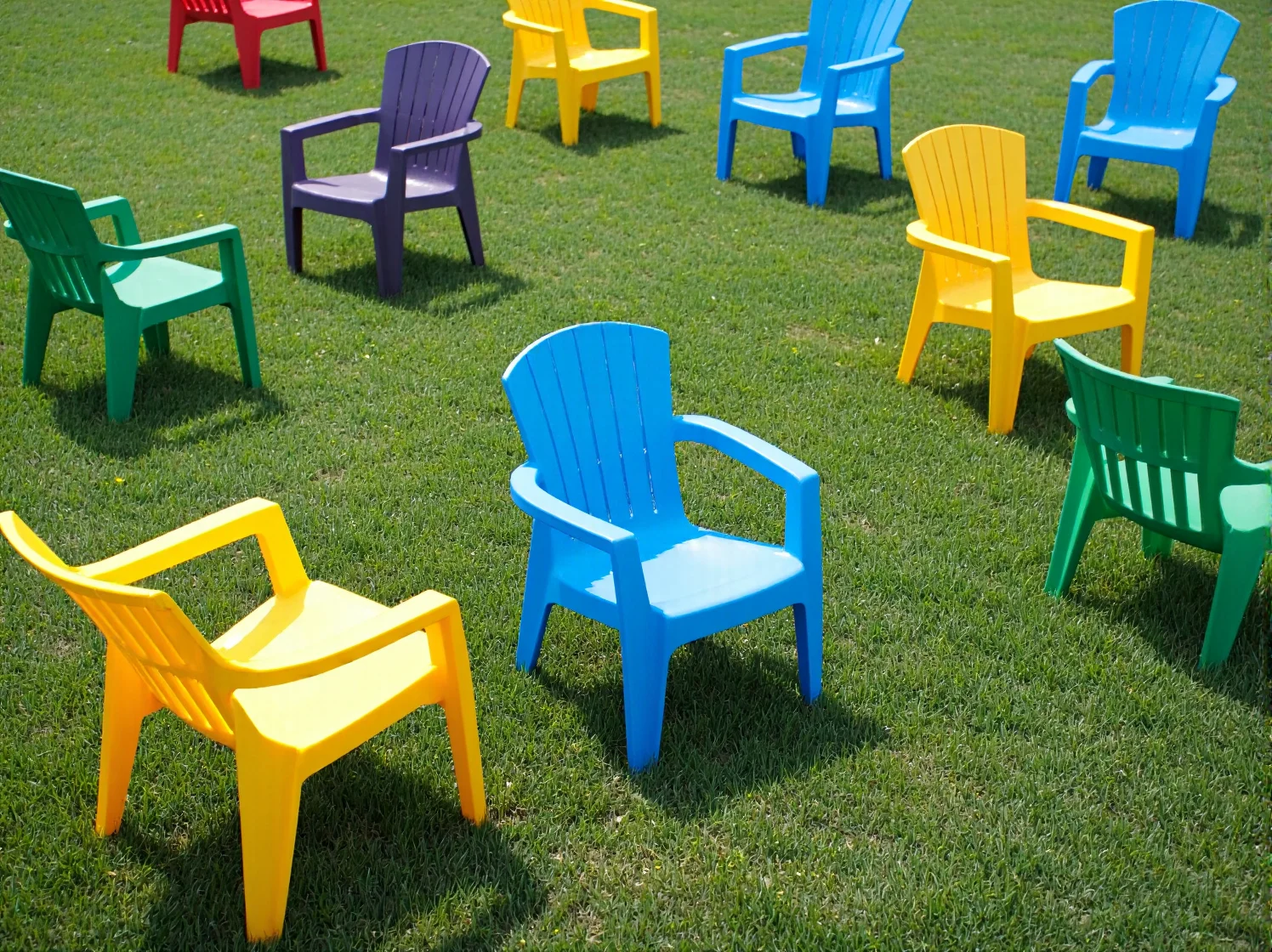 Modne krzesła na balkon trendy 2025 – stylowy wypoczynek