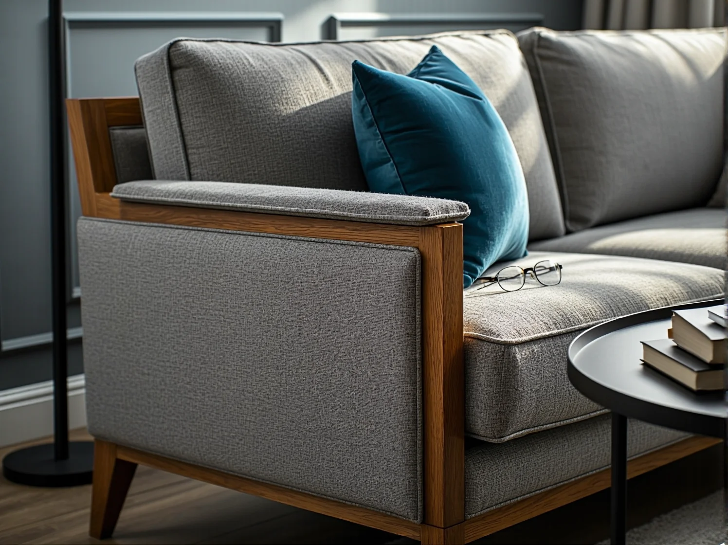 Musztardowy narożnik retro z wzorzystymi poduszkami i miękkim kocem w aranżacji wnętrza