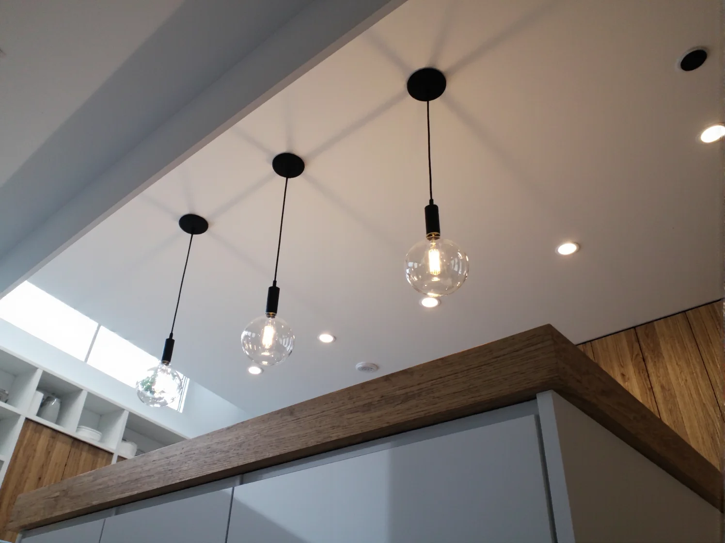 Metalowe elementy oświetlenia kuchennego chronione przed korozją w wilgotnym wnętrzu