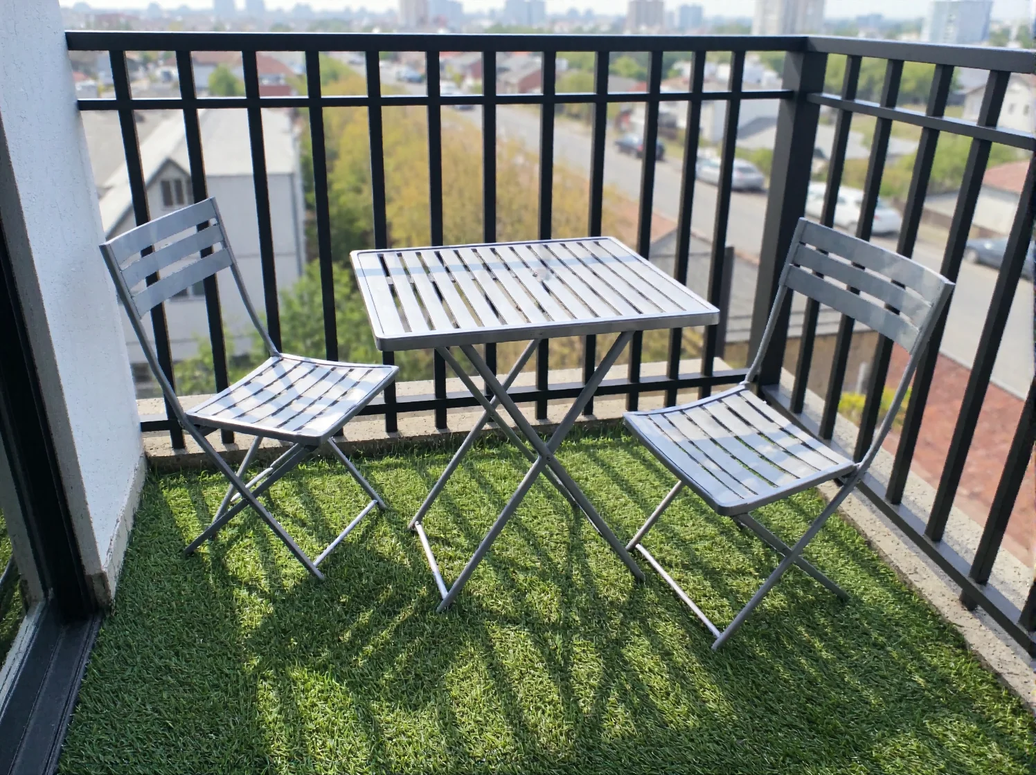 Rozkładany stół tarasowy z technorattanu dla dużej rodziny przy grillu w ogrodzie